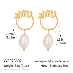 Détails des boucles d'oreilles perles et feuilles en acier plaqué or 18K avec tailles