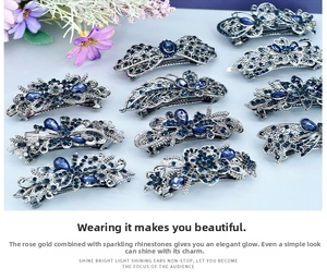 Détail de barrettes vintage avec strass bleus et motifs floraux en métal argenté