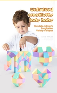 Makroansicht der Magic Ruler Spielzeuge in Pastellfarben mit verschiedenen kreativen Formen