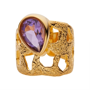 Macro detail of a pear-cut purple amethyst stone set on a textured 18K gold ring