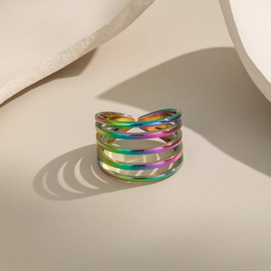 Anello a spirale multistrato arcobaleno in acciaio inox su sfondo beige
