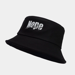 Dettaglio del ricamo bianco 'Nope not today' su cappello da pescatore in cotone nero