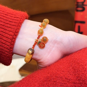 Detail des roten Achat-Perlenarmbands im neuen chinesischen Stil mit Retro-Anhänger