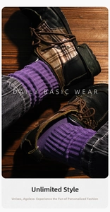 Détail de chaussettes en coton côtelé violet avec bottines vintage et jean noir