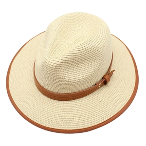 Détails du tissage de ce chapeau fedora en paille beige avec ruban en cuir marron