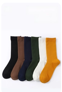 Détail de six paires de chaussettes en coton côtelé aux tons neutres et naturels