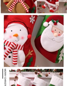 Detail von gestrickten Weihnachtssocken mit 3D-Weihnachtsmann am Kamin aufgehängt