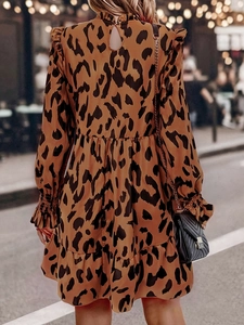 Elegante abito a maniche lunghe con stampa leopardata e collo a ruches visto da dietro