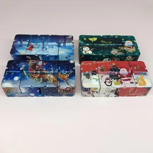 Dettaglio di 4 cubi infiniti natalizi con motivi di Babbo Natale e renne festive