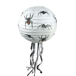 Lanterna di carta bianca per Halloween con ragni neri e nappe grigie decorative