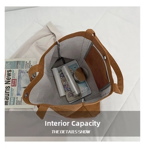 Draufsicht auf das geräumige braune Cord-Tote-Innere mit Magnetverschluss und Kosmetik