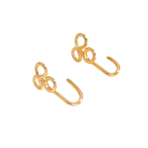 Détail macro de boucles d'oreilles nœuds géométriques dorées au design minimaliste en J