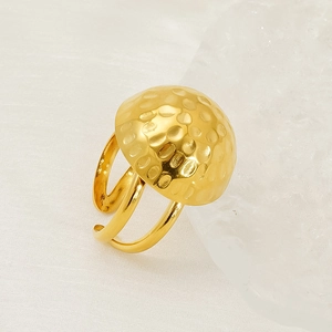 Anello regolabile in acciaio inossidabile dorato con texture martellata a cupola chic