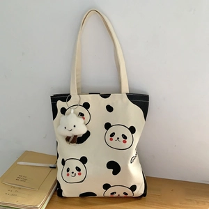 Detail der Panda-Stofftasche aus Canvas mit Wolken-Plüschanhänger und großem Stauraum