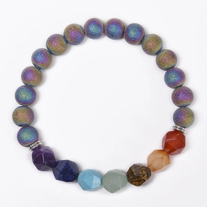 Detailaufnahme der 8mm Galaxie-Perlen und sieben Chakra-Steine auf dem Armband
