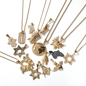 Variété de colliers pendentifs hip hop plaqués or avec divers charms sur fond blanc