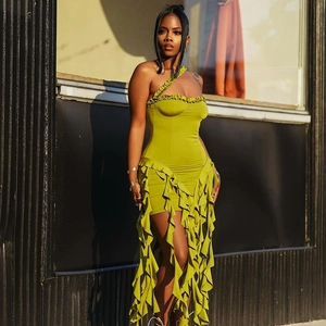 Grünes Neckholder-Kleid mit Rüschen, figurbetont und asymmetrisch für Party-Outfits