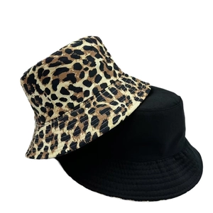 Double-sided bucket hat with classic leopard print and black cotton canvas finish
