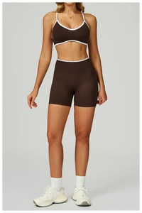 Détail d'un ensemble de yoga marron chocolat sans couture avec bordures blanches et dos nu