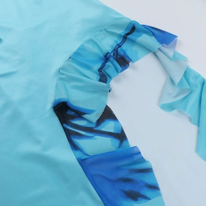 Gros plan de la robe à col en V en maille bleu clair avec détails à volants
