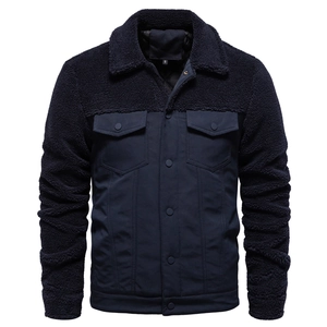 Dettaglio della giacca in pile blu navy con trama del tessuto ed etichetta taglia