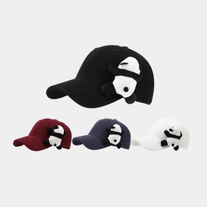 Détail de casquettes de baseball en quatre couleurs avec décor de panda en peluche