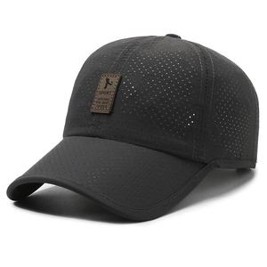 Berretto da baseball in mesh grigio scuro ad asciugatura rapida con patch sportiva in pelle