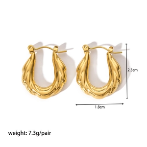 Dettaglio di orecchini a cerchio a U in oro 18K con dimensioni di 2,3 cm per 1,8 cm