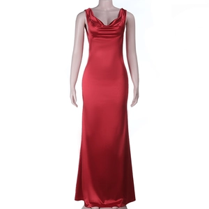 Detail eines roten Satin-Abendkleids mit elegantem Wasserfall-Ausschnitt und Drapierung