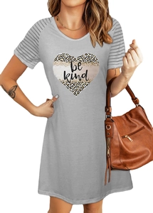 Detail von Be Kind Leopardenherz-Druck und Streifenärmeln am grauen T-Shirt-Kleid