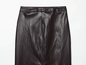 Gros plan sur une jupe en similicuir marron foncé avec texture grainée et taille haute