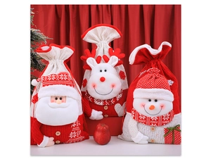 Dettaglio di sacchetti regalo di Natale in maglia con Babbo Natale, renna e pupazzo di neve