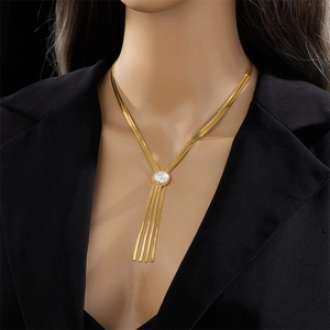 Collana multistrato elegante in acciaio al titanio con perla e nappe a frangia dorata