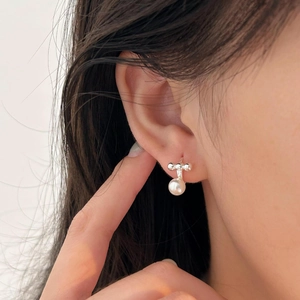 Elegant 925 sterling silver pearl drop earrings worn by a model in a minimalist style
