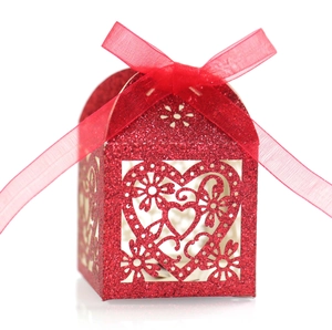 Boîte cadeau coeur rouge pailleté découpé au laser avec ruban pour mariage et bonbons