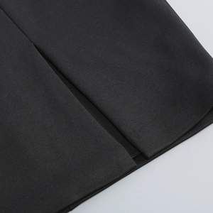 Détail de la robe bustier noire montrant la texture fine et la finition de la fente