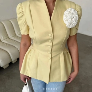 Haut jaune pâle à col en V avec fleur 3D et taille plissée pour un style féminin