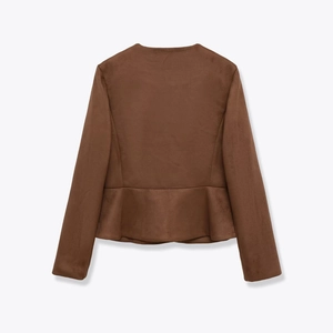 Veste en daim marron pour femme avec un ourlet à volants élégant vue de l'arrière