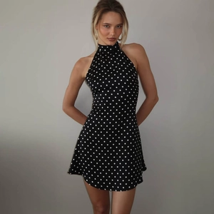 Détail d'une mini robe dos nu à pois avec dos ouvert et coupe ajustée pour un look élégant