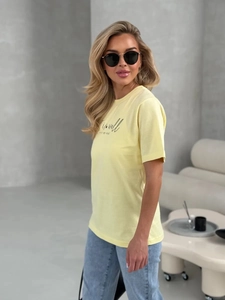 Λεπτομέρεια από κίτρινο βαμβακερό t-shirt με το καλλιτεχνικό τύπωμα 'it is well with my soul'
