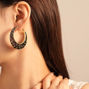 Retro resin geometric hoop earrings with tortoiseshell pattern and gold-tone finish