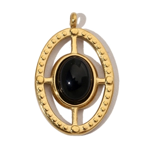 Détail du pendentif ovale rétro doré avec pierre noire et bordures ajourées à pois