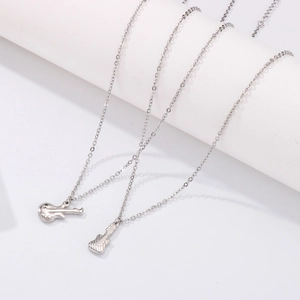 Collier en acier inoxydable poli avec pendentif violon et chaîne en O pour femmes