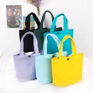 Minimalistische bunte Canvas-Tragetaschen mit Metallknopf und stabilen Griffen
