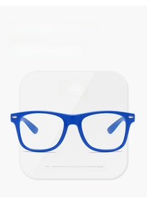 Detailaufnahme der leichten blauen Vollrandbrille, Gewicht nur 14g auf digitaler Waage