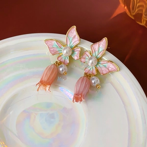 Macro di orecchini vintage mughetto con farfalla in smalto rosa e perle artificiali