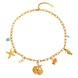 Dettaglio della collana dorata a tema marino con stella marina, cavalluccio e tag S.Steel