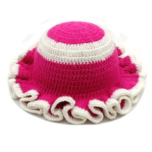 Dettaglio cappello pescatore fatto a mano all'uncinetto con tesa ondulata rosa e bianco