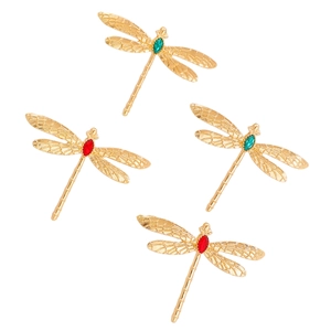 Vue détaillée des boucles d'oreilles libellule avec gemmes rouges et vertes et ailes ciselées