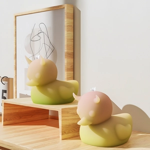 Detailopname van duivelshoorneendkaarsen met kleurverloop en katoenen lont op houtdecor